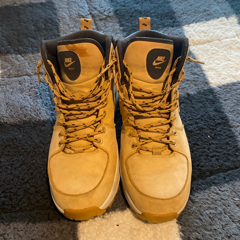 Manoa Nike boots